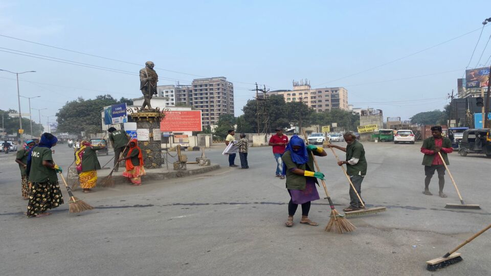 16-10-23-Vapi-palika-pratima-safai-1.jpg